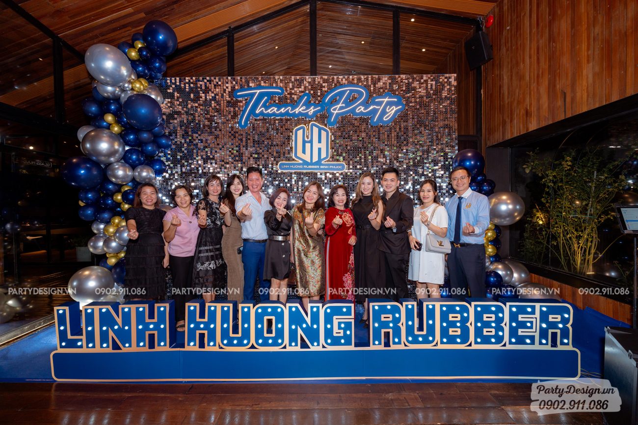 Trang trí tiệc thân mật sang trọng với backdrop sequin, tiệc Thanks Party Linh Hương Rubber (2)