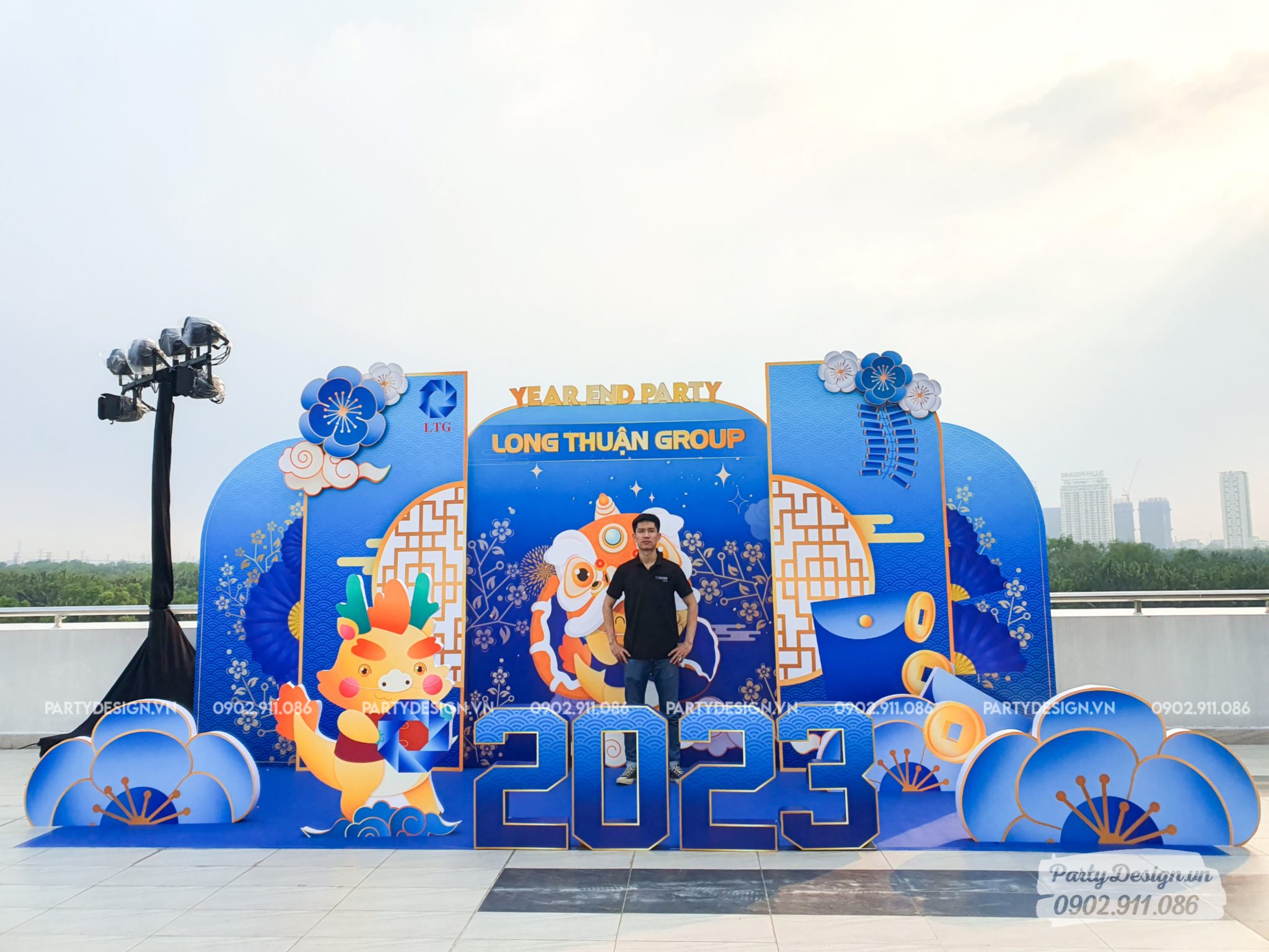 Trang trí Year End Party, tất niên tone xanh dương, công ty Long Thuận Group (2)