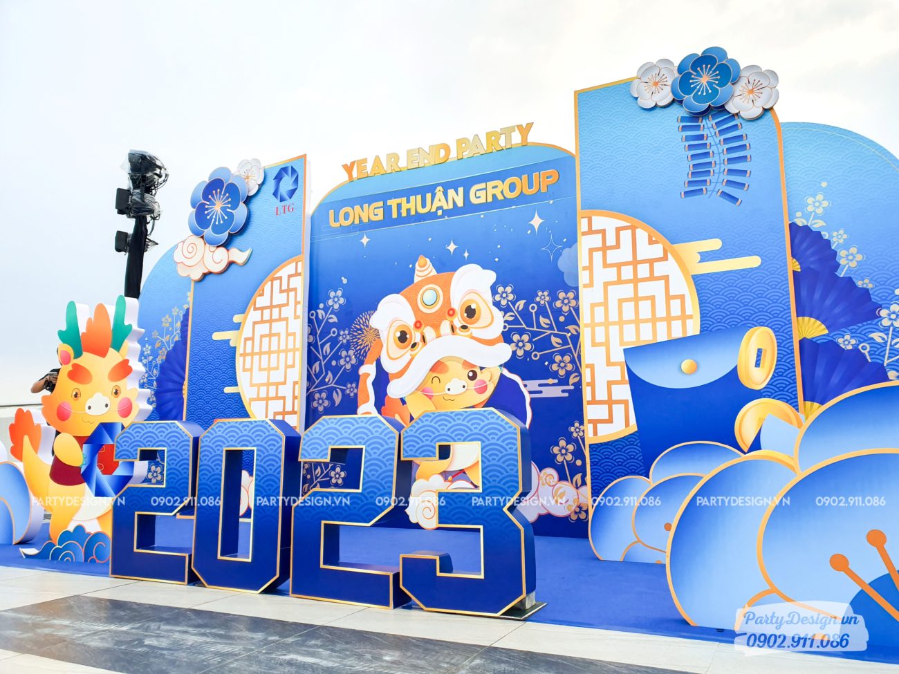 Trang trí Year End Party, tất niên tone xanh dương, công ty Long Thuận Group (3)