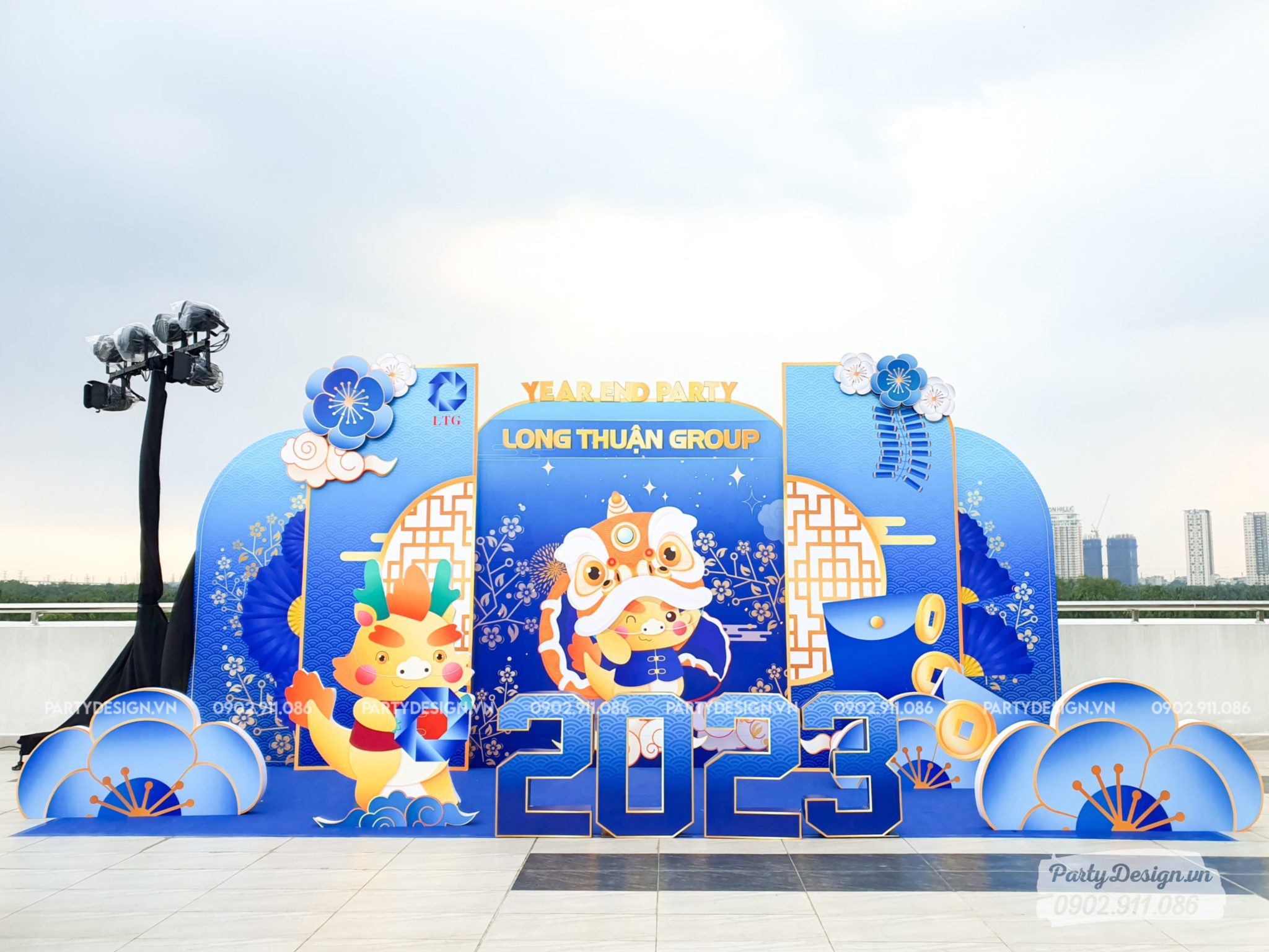 Trang trí Year End Party, tất niên tone xanh dương, công ty Long Thuận Group (5)
