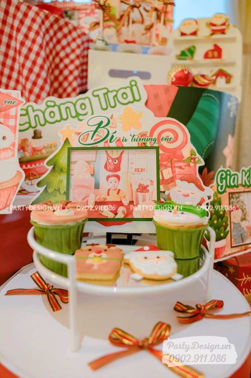 Backdrop trang trí chủ đề Giáng Sinh, Xmas mừng thôi nôi bé Gia Khánh (14)