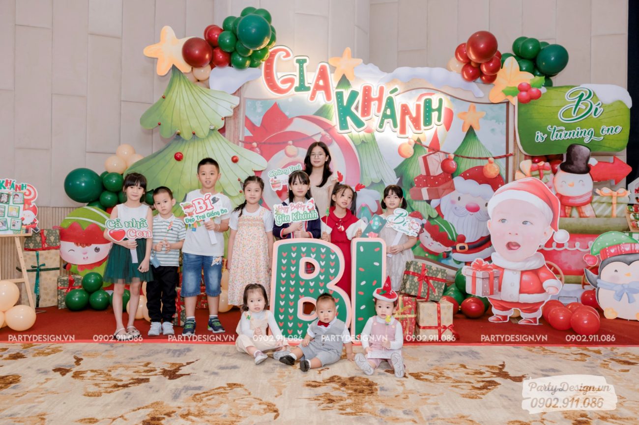 Backdrop trang trí chủ đề Giáng Sinh, Xmas mừng thôi nôi bé Gia Khánh (17)