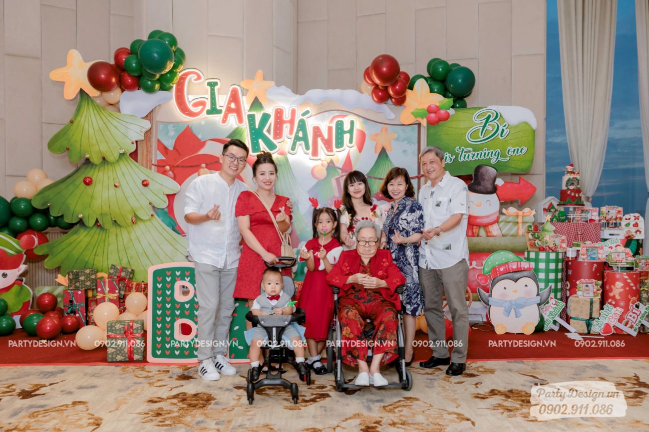 Backdrop trang trí chủ đề Giáng Sinh, Xmas mừng thôi nôi bé Gia Khánh (4)