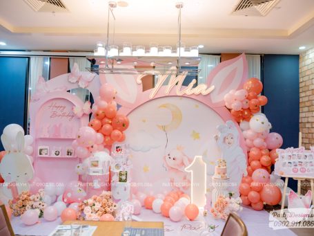 Backdrop trang trí sinh nhật màu hồng chủ đề thỏ, bé Mia