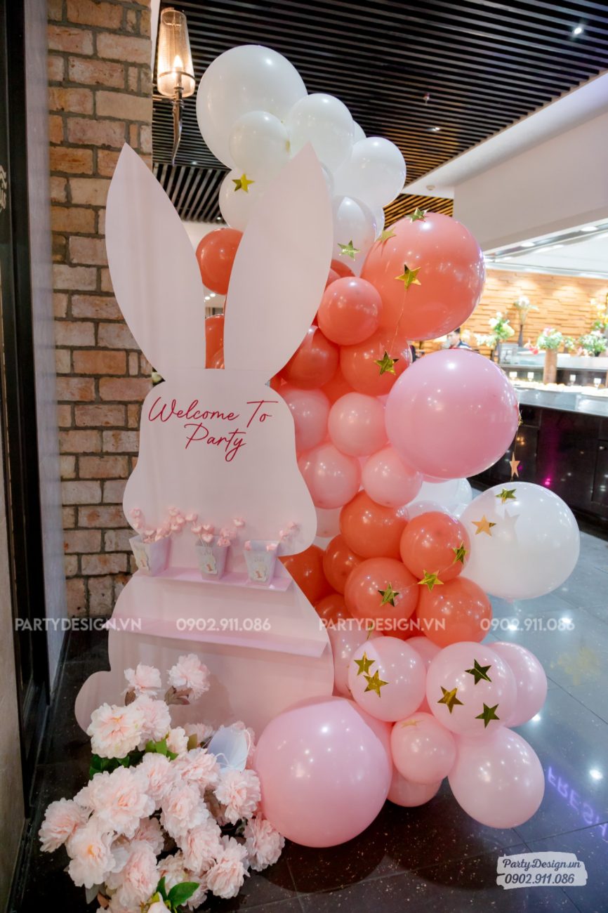 Góc trang trí chào mừng cho tiệc sinh nhật bé gái, chủ đề thỏ hồng
