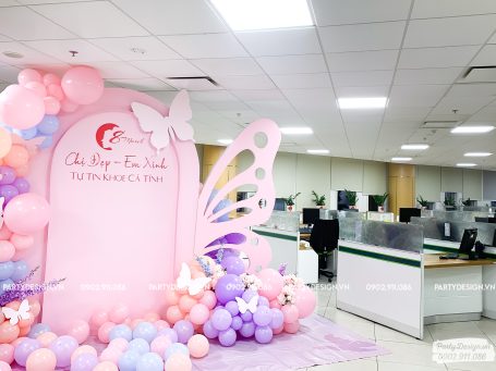 Trang trí backdrop ngày quốc tế phụ nữ 8 tháng 3 tone hồng tại Vietcombank 2
