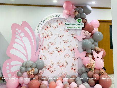 Trang trí backdrop tone hồng ngày quốc tế phụ nữ 8 tháng 3, ngân hàng Vietcombank (1)