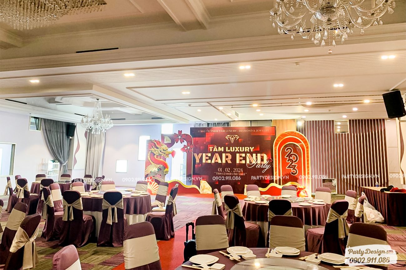 Trang trí year end party, tất niên tone màu đỏ, vàng gold - Tâm Luxury (3)