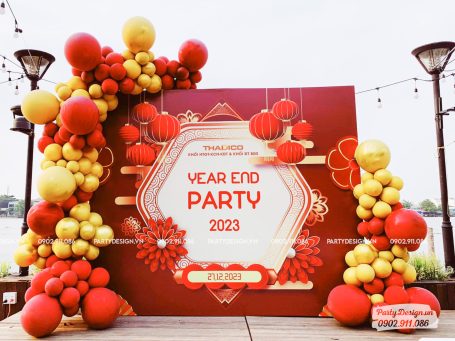 Trang trí year end party tone đỏ, vàng gold, công ty Thadico