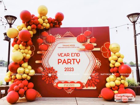 Trang trí year end party tone đỏ, vàng gold, công ty Thadico