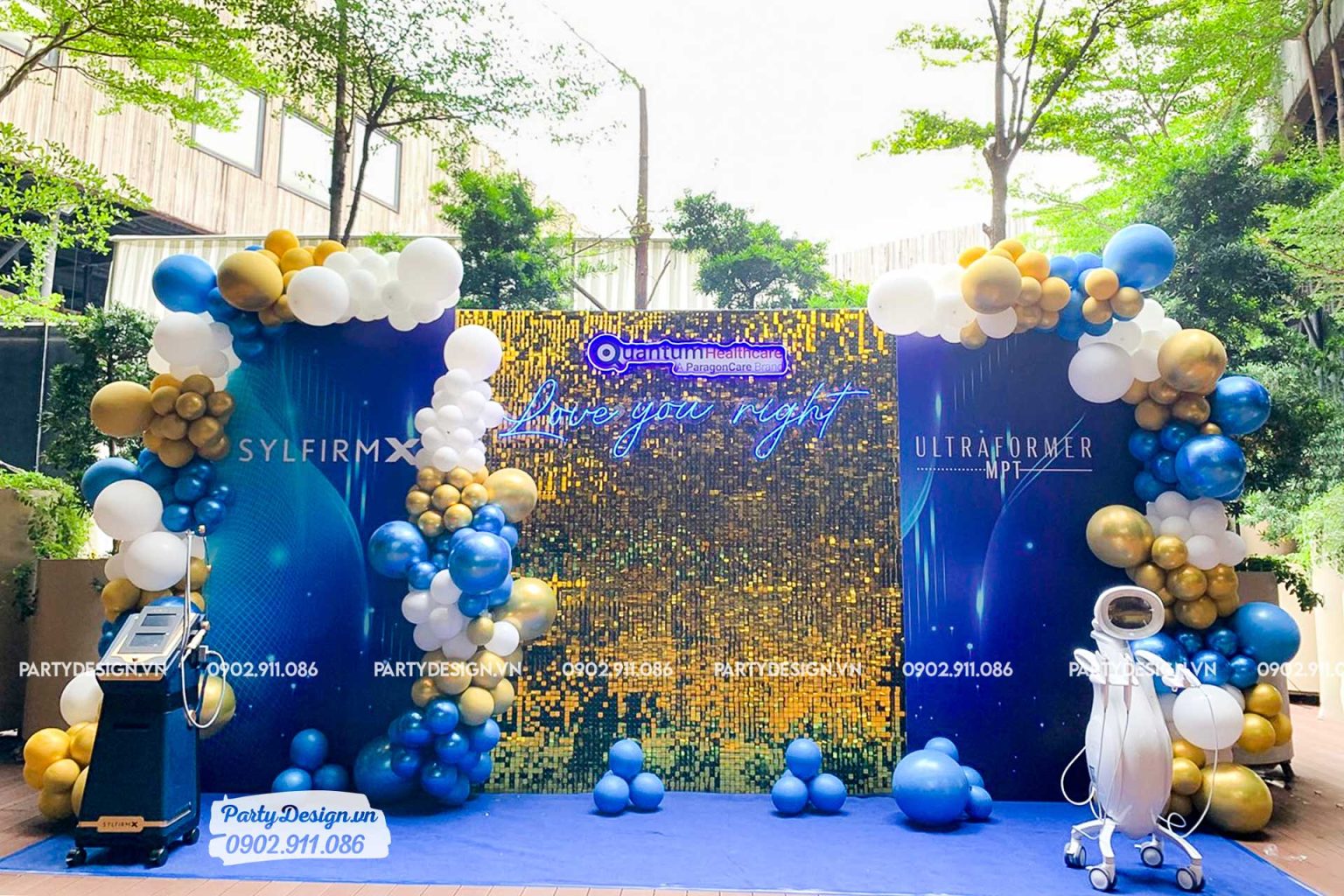 Backdrop sequin vàng kết hợp formex kèm đèn Neon, line bóng freestyle (2)