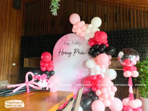 Backdrop vòm U màu hồng kèm line bóng hồng trắng đen.