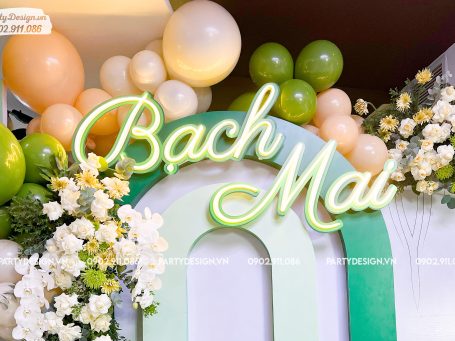 Mẫu backdrop xanh lá, trắng, kết hợp hoa tươi và bong bóng, chữ đèn neon nổi bật (1)