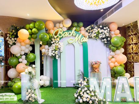 Mẫu backdrop xanh lá, trắng, kết hợp hoa tươi và bong bóng, chữ đèn neon nổi bật (7)