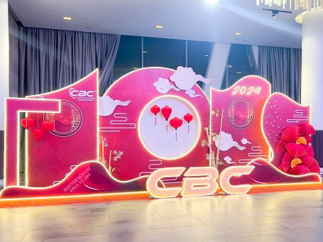 Backdrop trang trí tất niên, year end party tone màu đỏ, kết hợp lồng đèn và tre - phong cách Tết cổ truyền - công ty CBC (1)