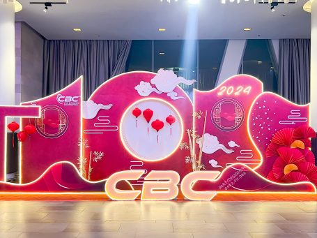 Backdrop trang trí tất niên, year end party tone màu đỏ, kết hợp lồng đèn và tre - phong cách Tết cổ truyền - công ty CBC (2)