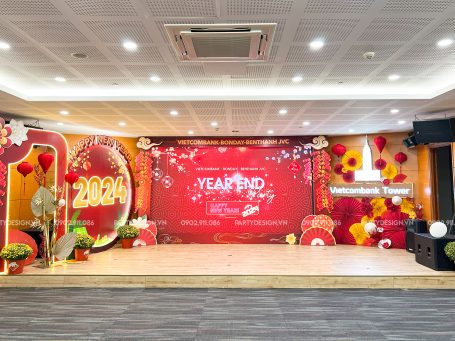 Backdrop trang trí year end party, tất niên, happy new year tone đỏ Tết truyền thống - Vietcombank trụ sở chính VCB HCM