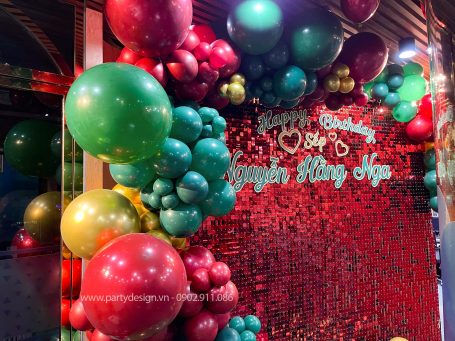 Trang trí sinh nhật sếp với backdrop sequin đỏ - bong bóng xanh lá cây, đỏ, vàng gold