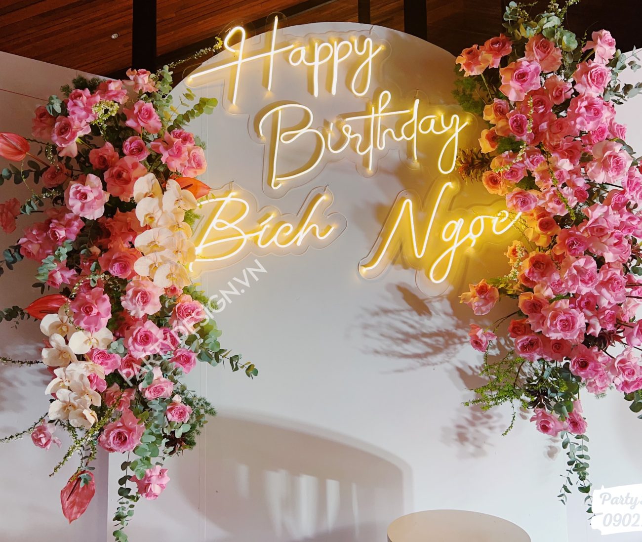 Backdrop tone hồng pastel có đèn LED sinh nhật 50 tuổi - Sang trọng và ấm áp