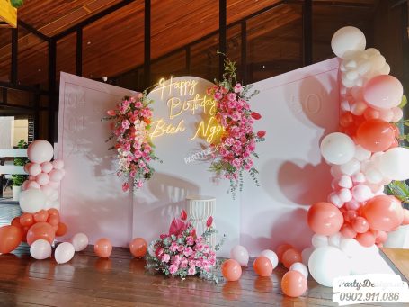 Backdrop tone hồng pastel có đèn LED sinh nhật 50 tuổi - Sang trọng và ấm áp